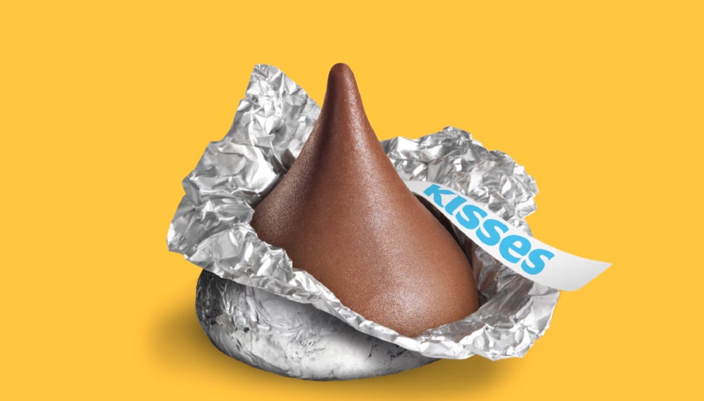 Kiss de Leche con su foil a medio quitar.