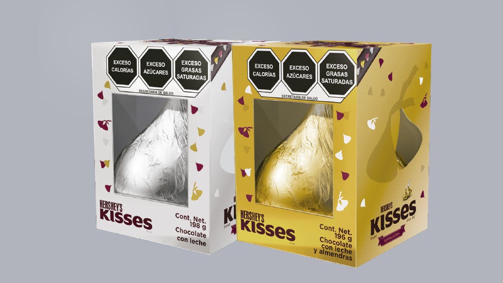 Se ven un empaque de Hershey's Kisses sabor a Chocolate con Leche de 198 gramos y un empaque de Hershey's Kisses con Almendra de 196 gramos.