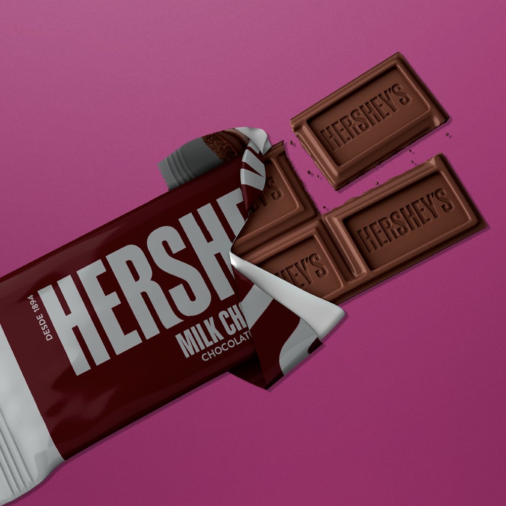 Barra de Chocolate HERSHEY'S  de Leche abierta con un trocito partido