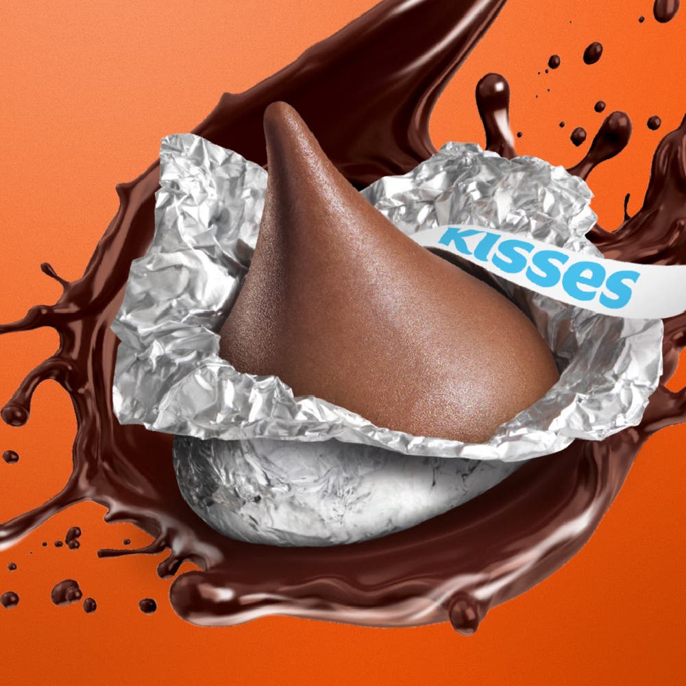 KISS saliendo de su foil sobre un splash de chocolate