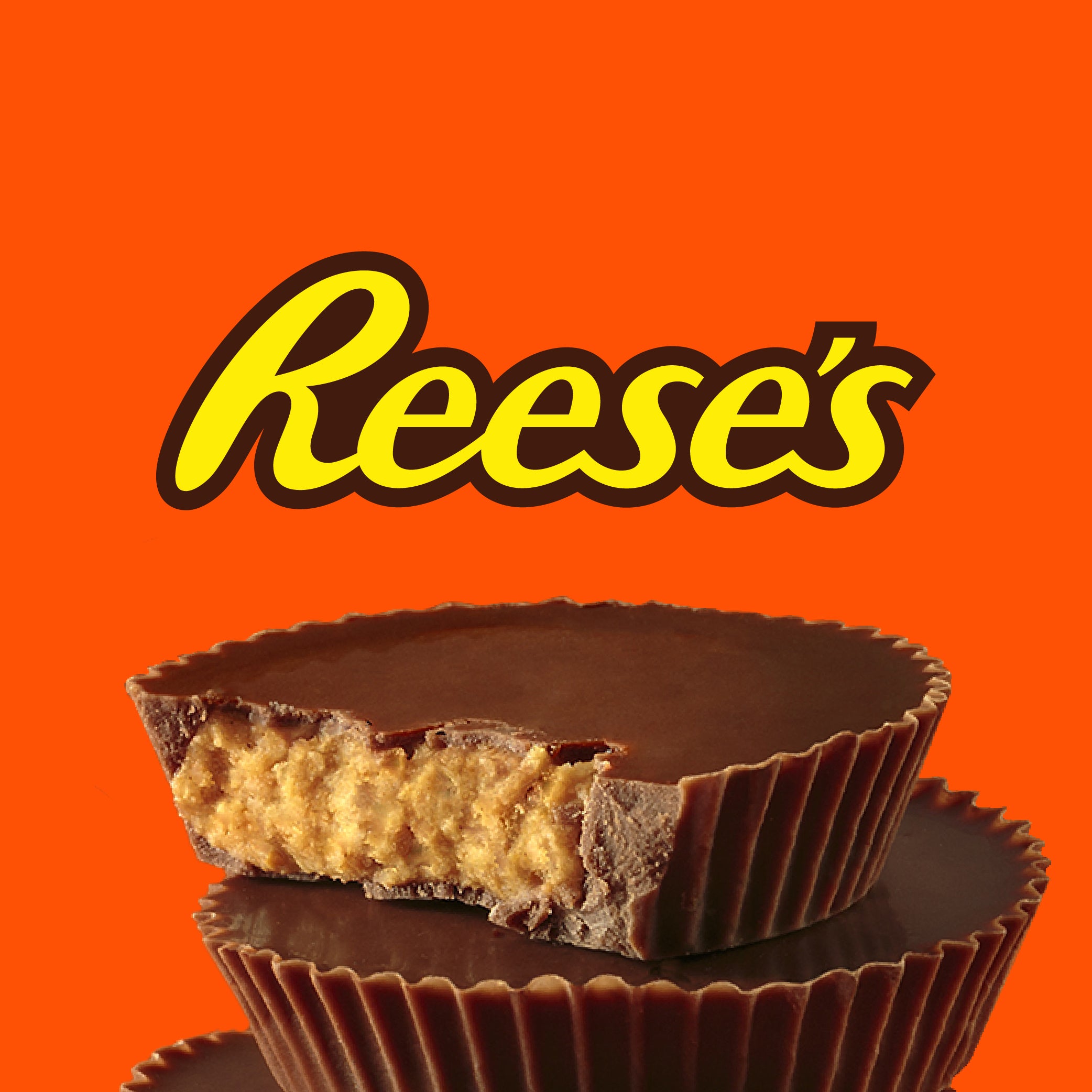 Se ve la marca REESE'S en la parte superior y debajo de ella 2 REESE'S y uno de ellos se encuentra levemente mordido.