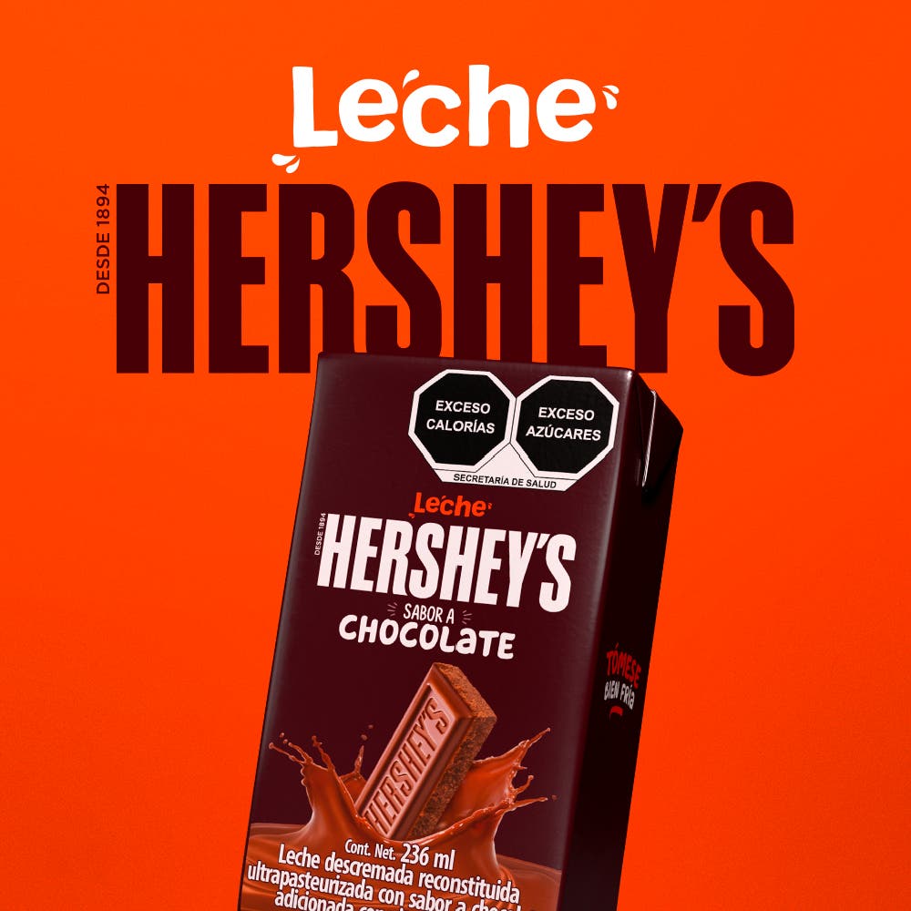 La marca Leche HERSHEY'S detrás de una Leche sabor a Chocolate de 236 mililitros.