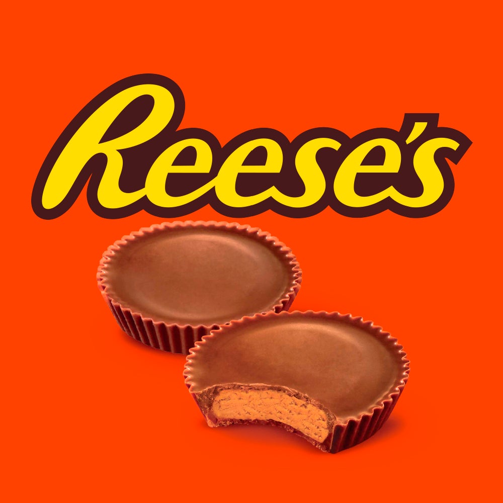 Se ve la marca REESE'S en la parte superior y debajo de ella 2 REESE'S y uno de ellos se encuentra levemente mordido.