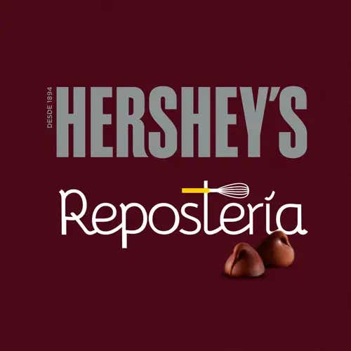 Se muestran los logotipos de HERSHEY'S y REPOSTERÍA junto con un par de KISSES Milk con la punta derretida.