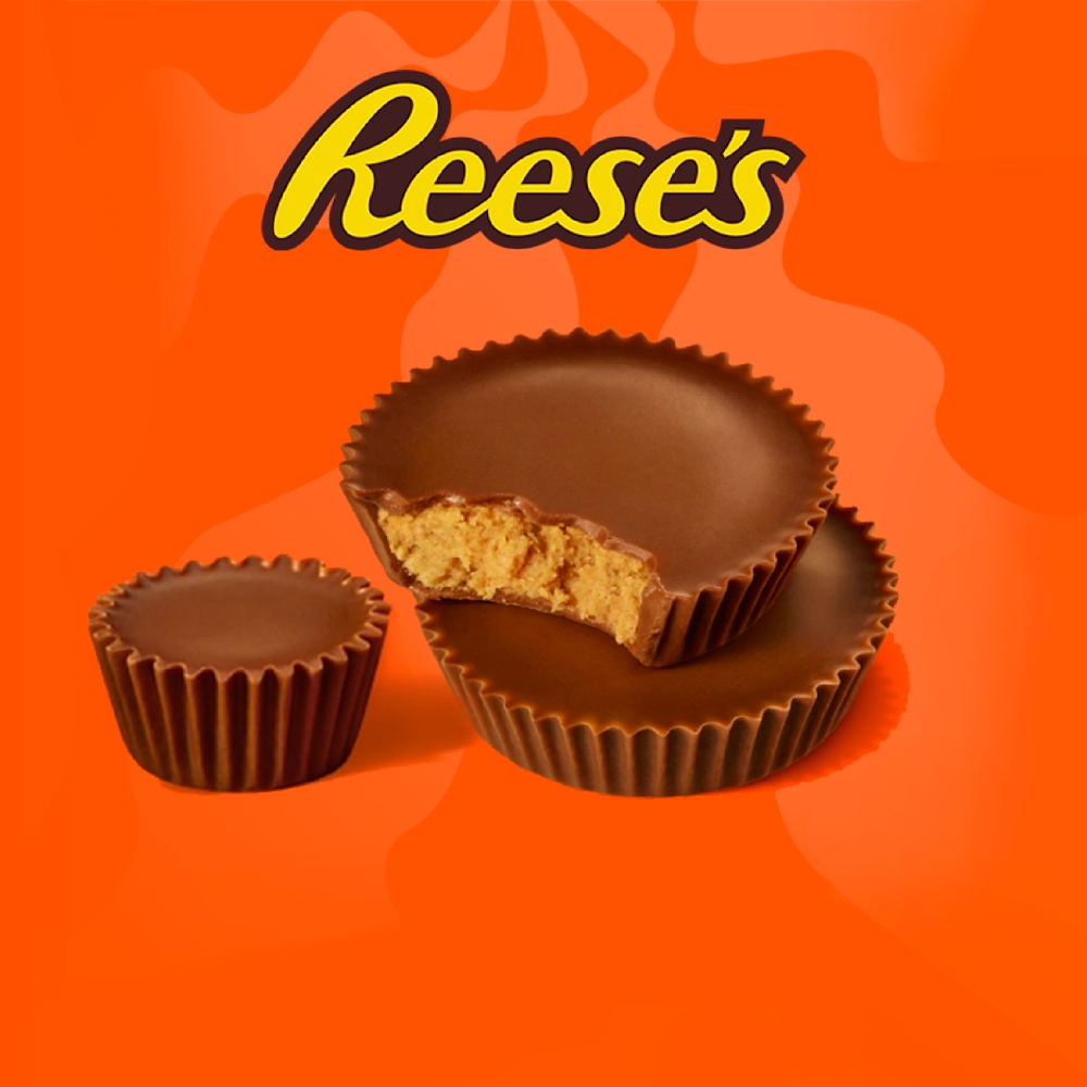 A la derecha se encuentra en la parte superior el logotipo de REESE'S, debajo se pueden observar 4 REESE'S, uno de ellos levemente mordido.