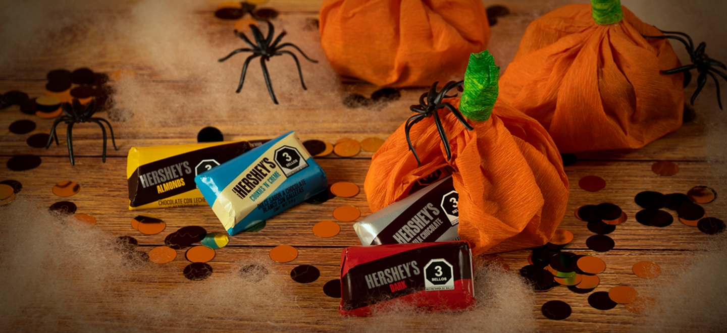 Calabazas de papel rellenas de HERSHEY’S Miniatura