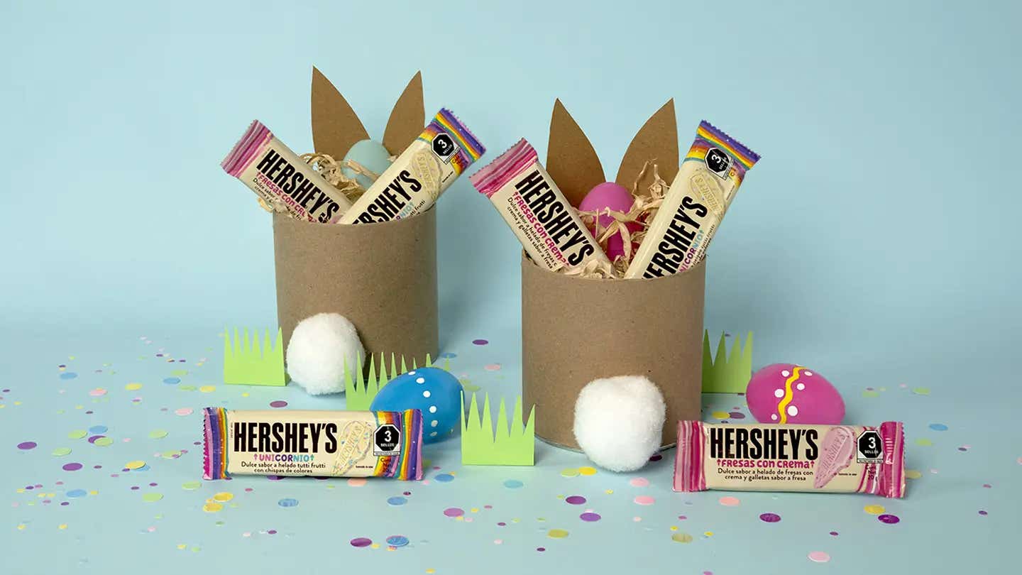 Vasitos de conejo de pascua con Barra HERSHEY'S Sabor a Fresas con crema y Unicornio