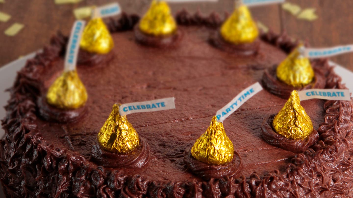 Pastel de Chocolate decorado con KISSES dorados.