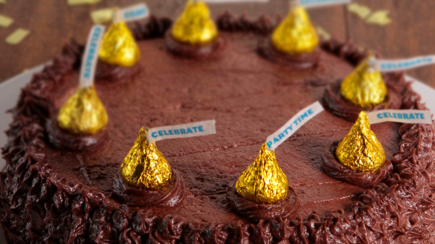 Pastel de Chocolate decorado con KISSES dorados.