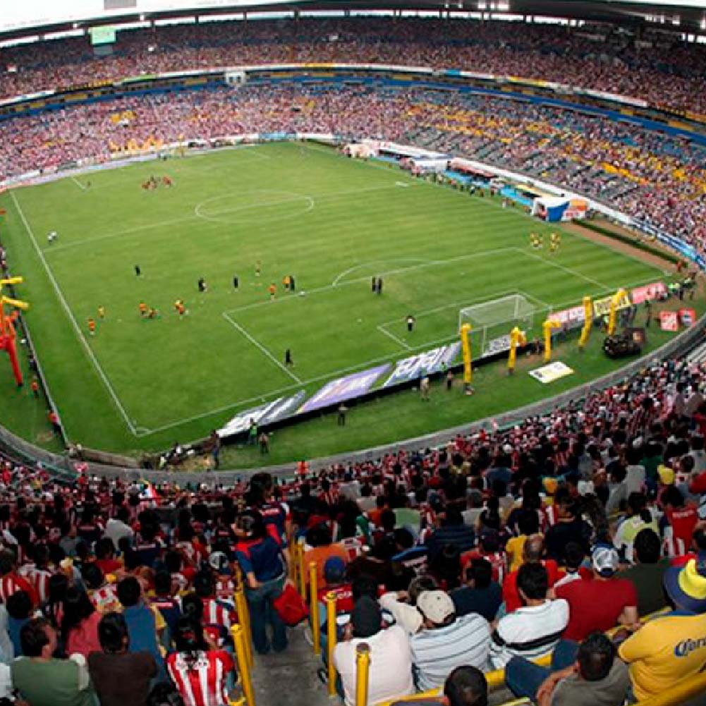 Estadio de futbol soccer ubicado en la región de Guadalajara Jalisco México lleno de personas y jugadores en la cancha.