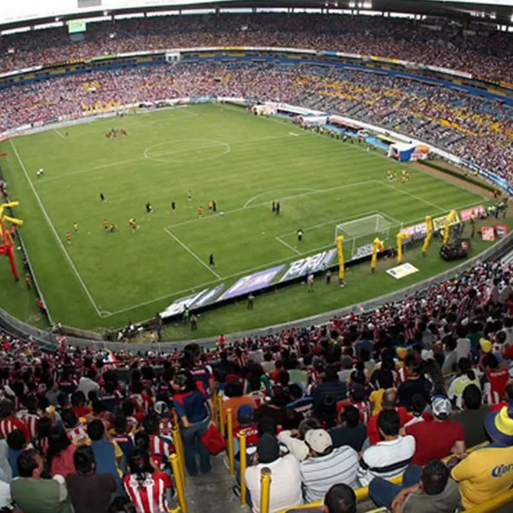 Estadio de futbol soccer ubicado en la región de Guadalajara Jalisco México lleno de personas y jugadores en la cancha.
