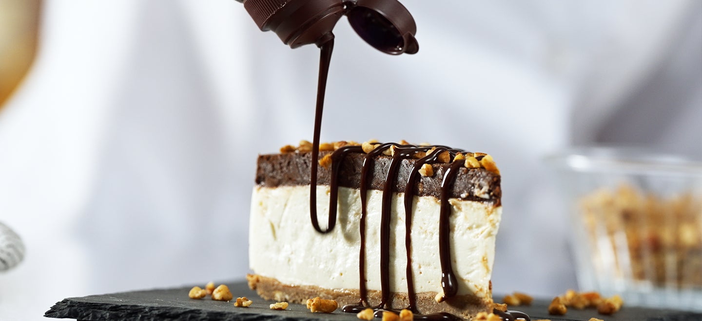 Cheesecake de jengibre y canela con cobertura de chocolate y nueces