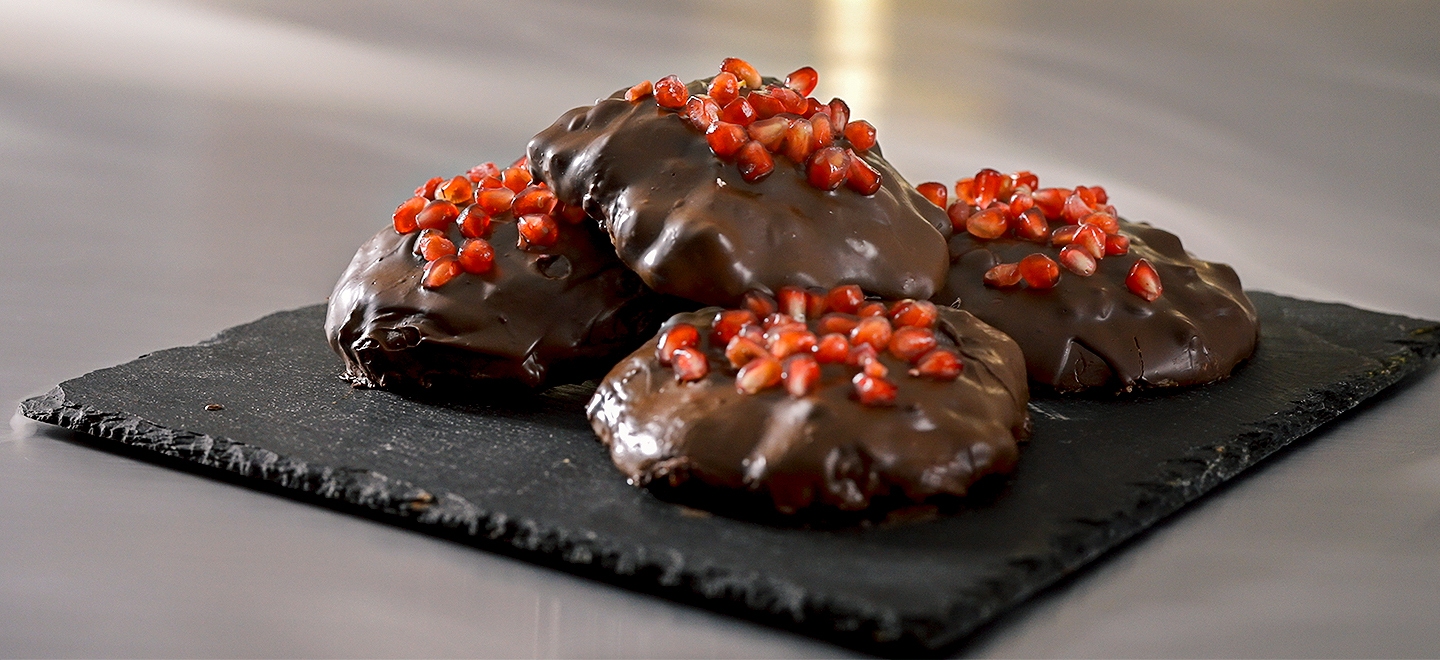 Enjambres de yoghurt con cholate con nueces y granada