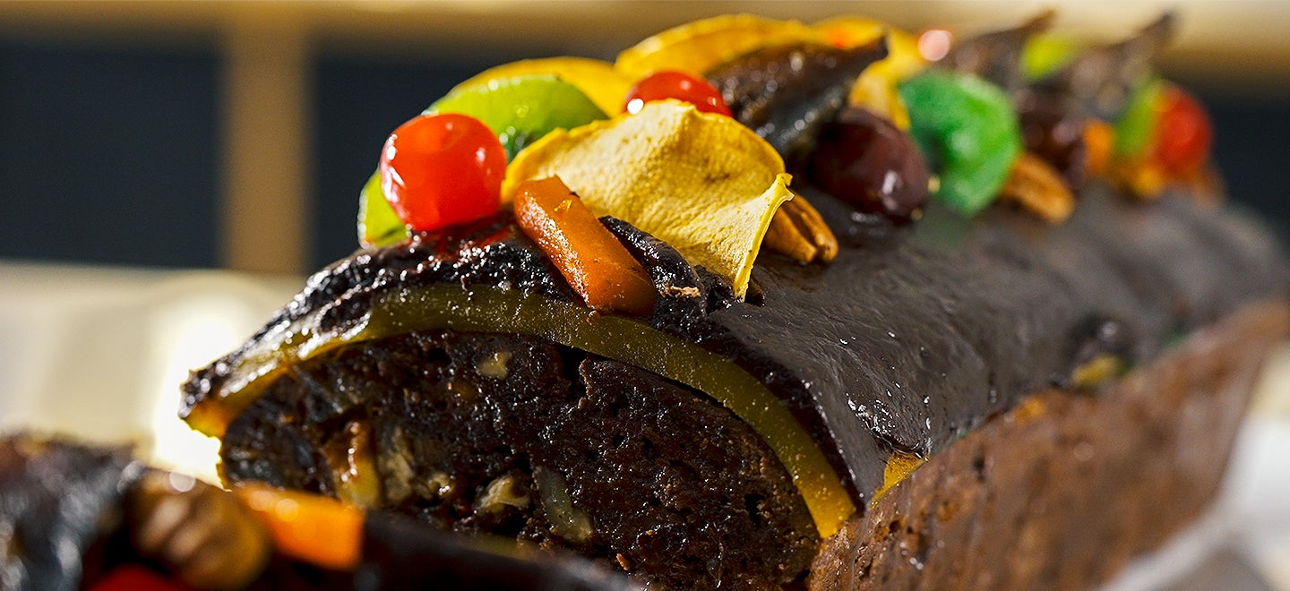 Fruitcake de chocolate con cobertura de ate y chocolate semi amargo