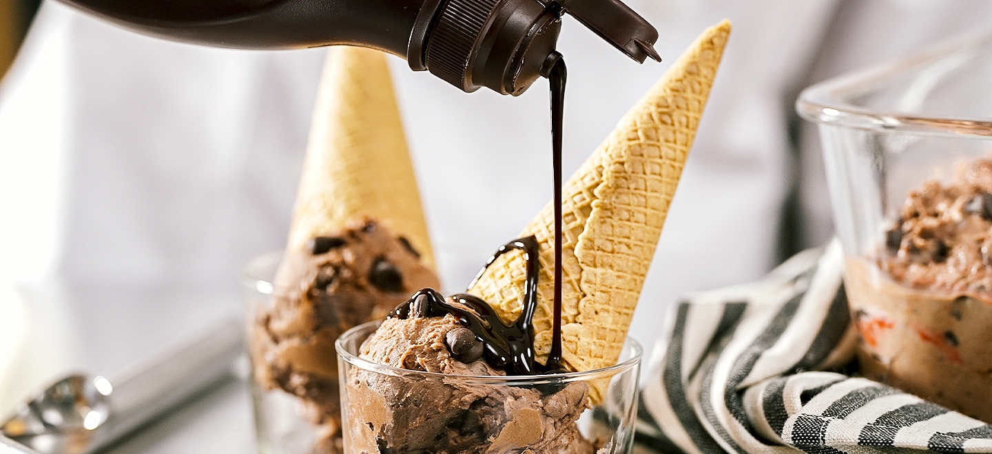 Helado de chocolate con frutos rojos y chispas de chocolate