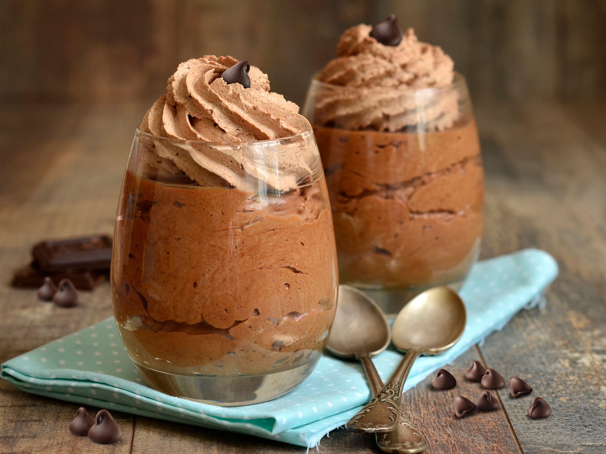 Mousse de chocolate con avellanas y Chocolate con leche KISSES 