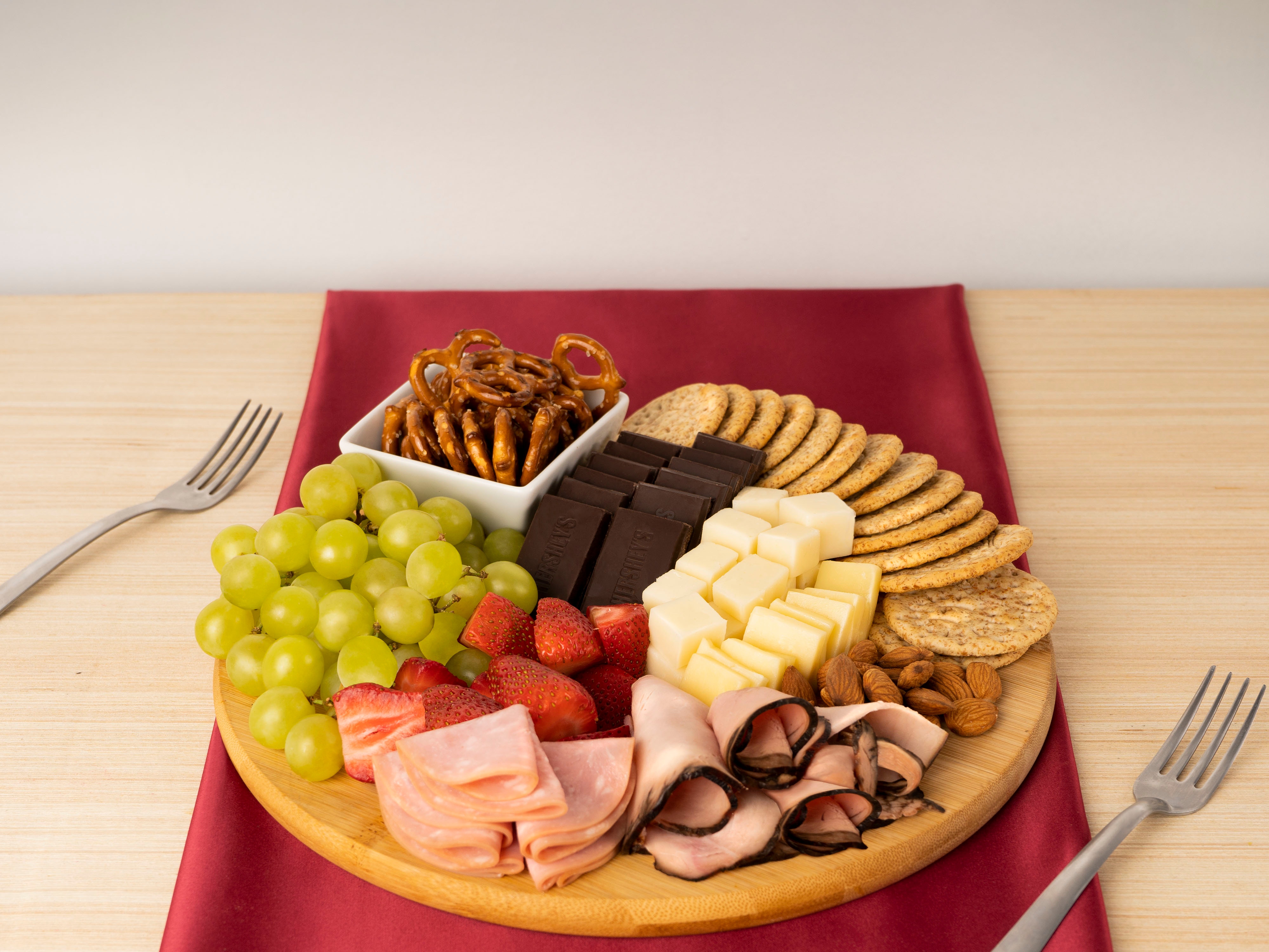 Botana o snack. Esta tabla además de deliciosa es versátil. Perfecta para darle gusto a todos y darle un toque especial a tu fiesta o mesa de dulces