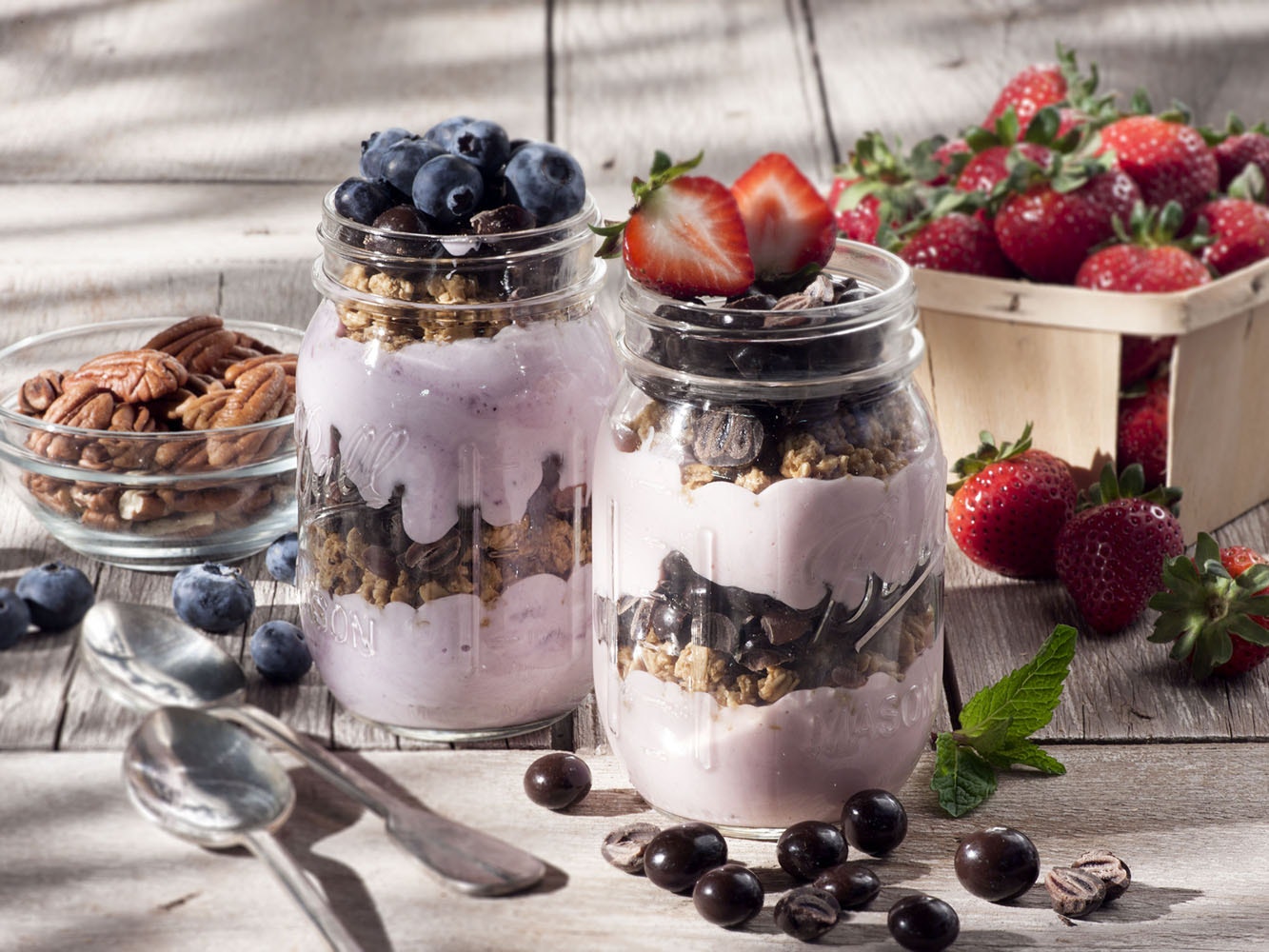 Chocolate COCOA CREATIONS, granola y yogurt parfait