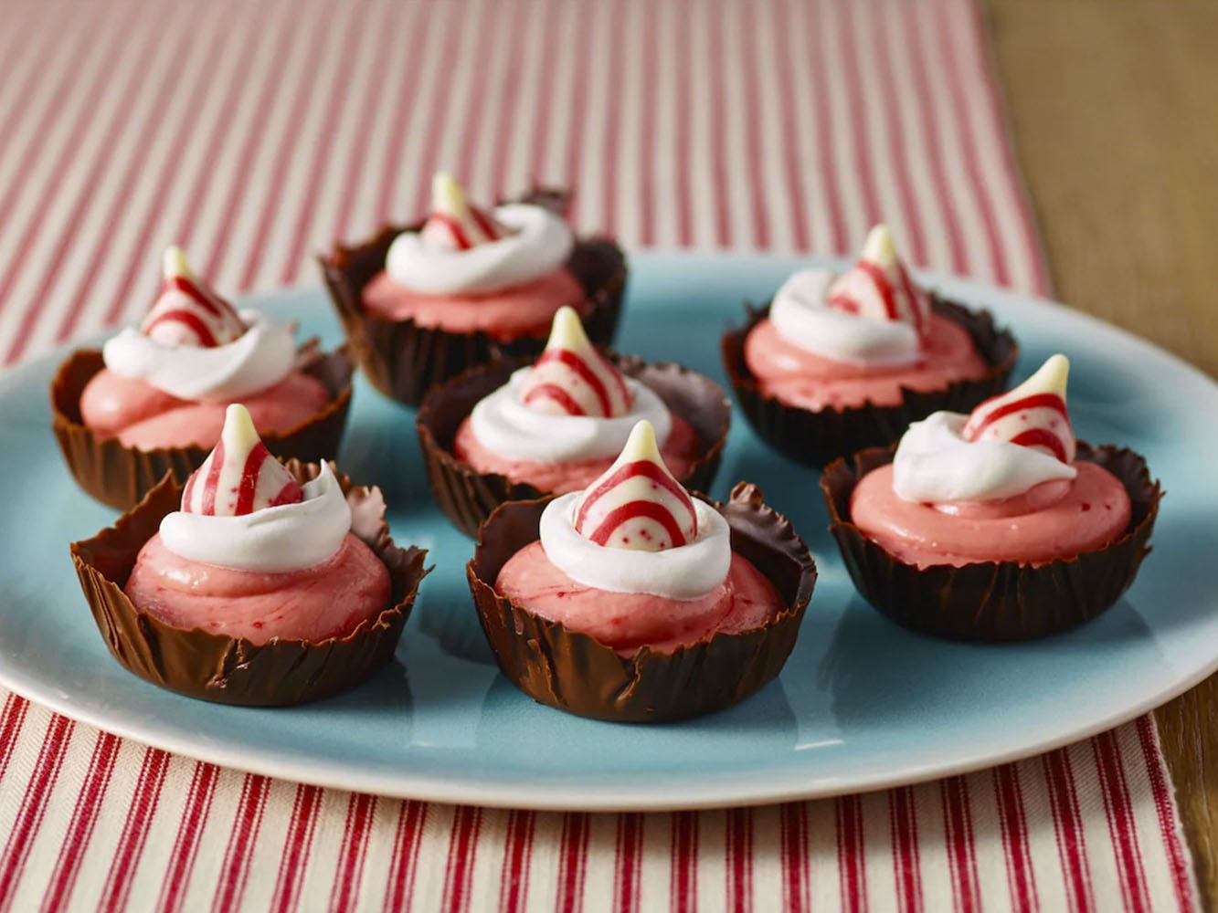 Mini cheesecakes de KISSES Candy Cane sin hornear