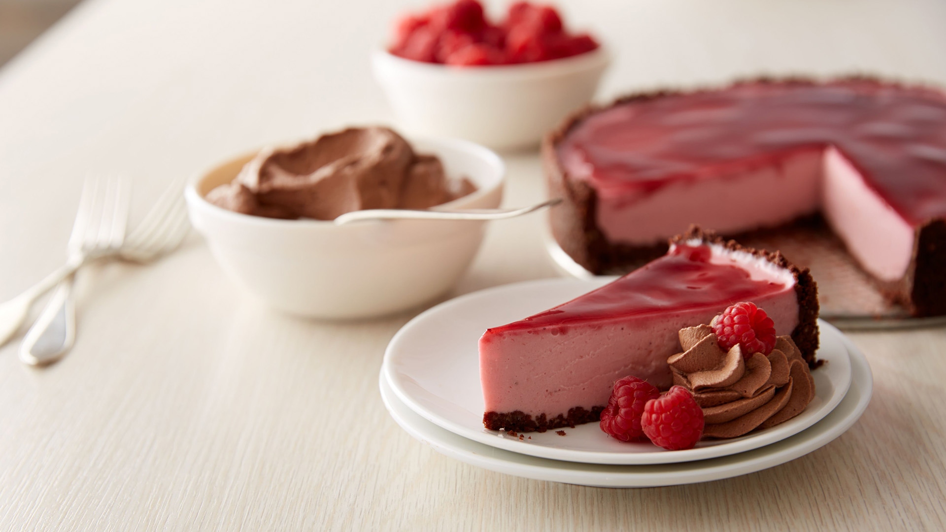 Cheesecake de frambuesa con crema batida de chocolate HERSHEY'S 