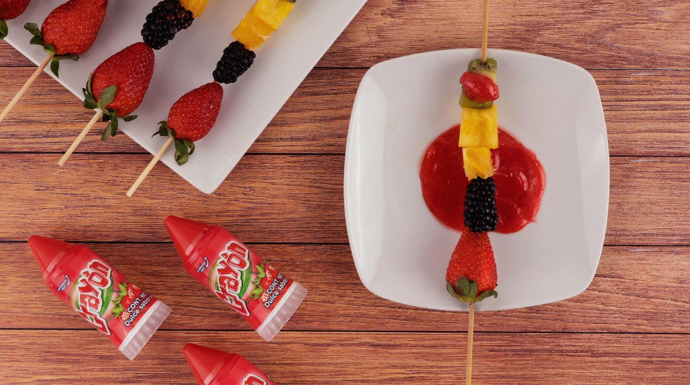 Brochetas de fruta con el toque dulce de CRAYÓN