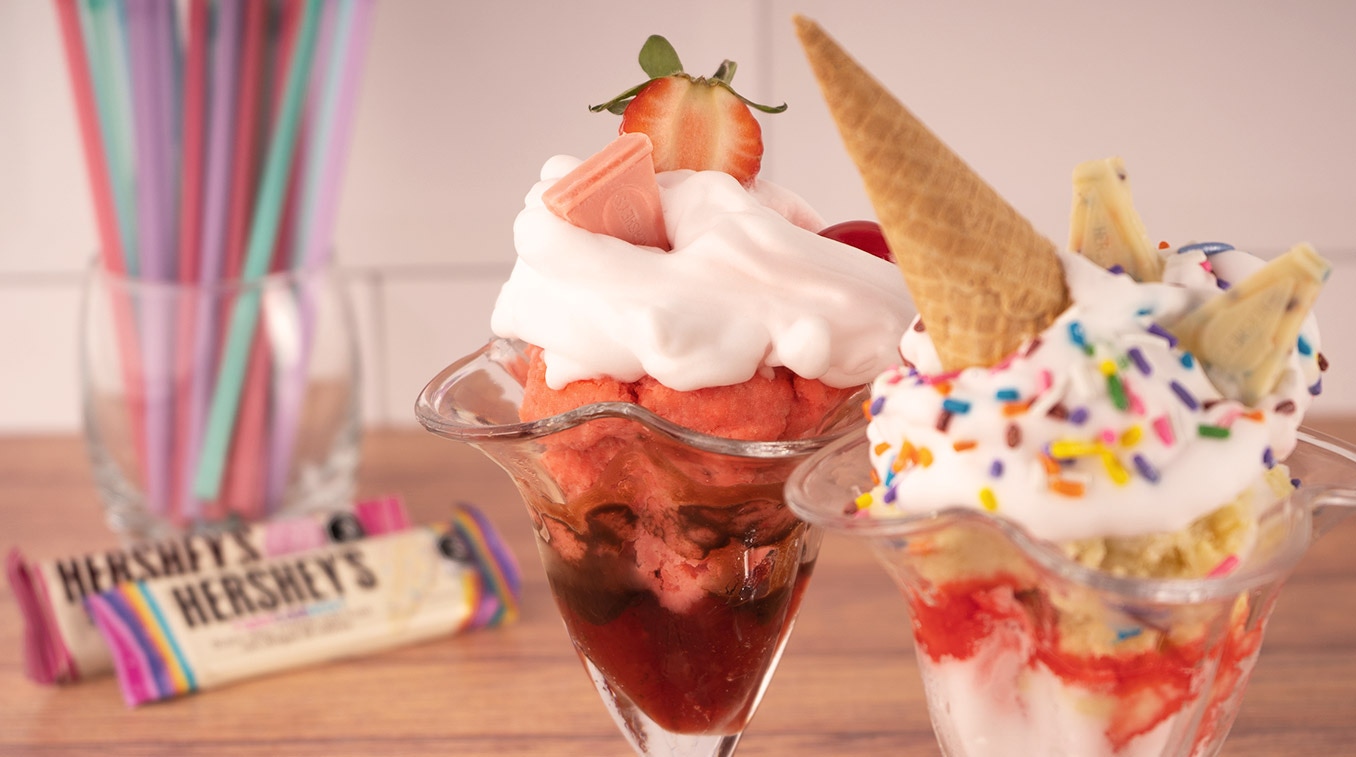 Sundae con topping de Barras HERSHEY'S unicornio y fresas con crema