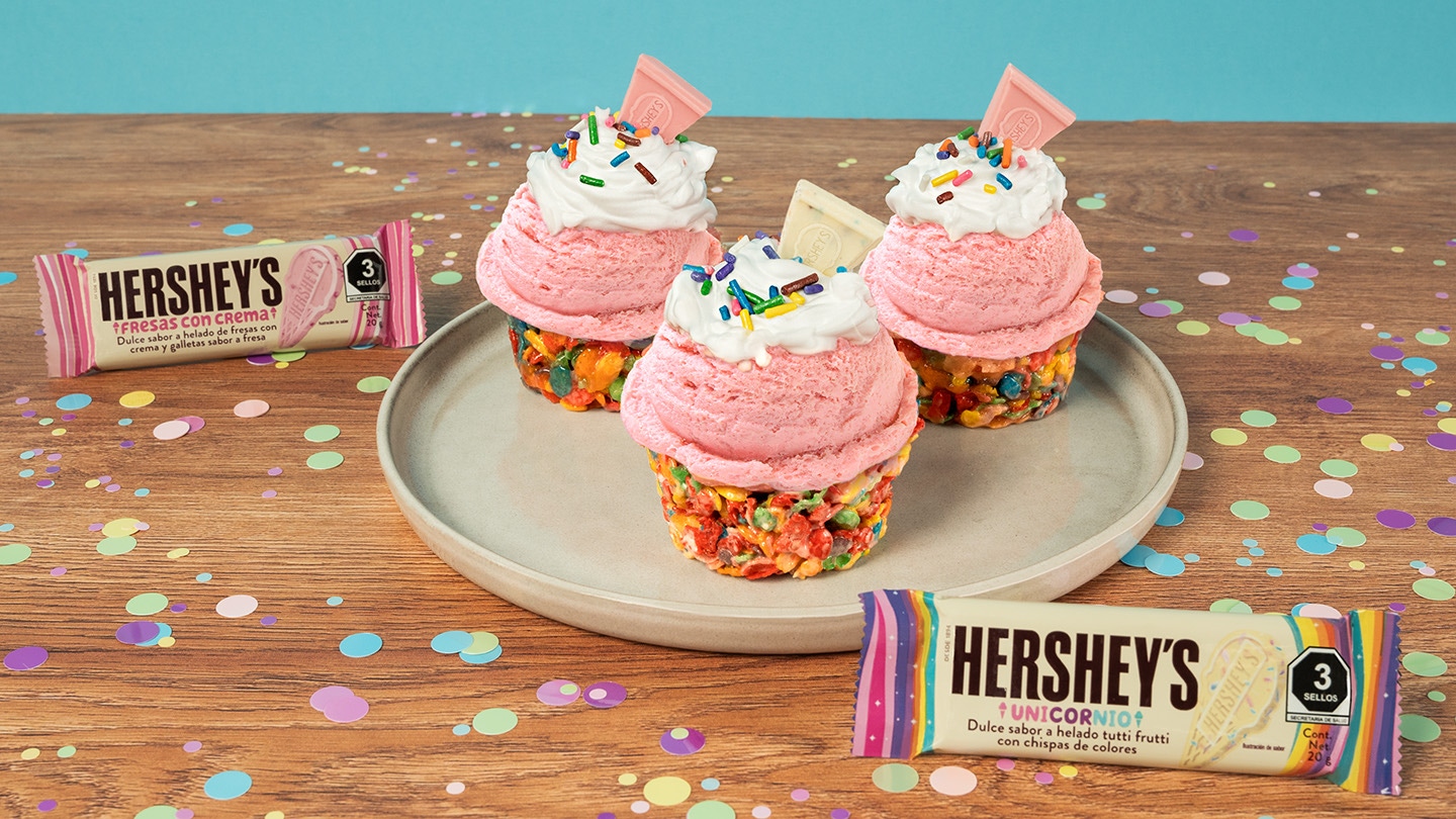 Divertido helado con capacillo comestible con barras HERSHEY'S Unicornio y Fresas con Crema