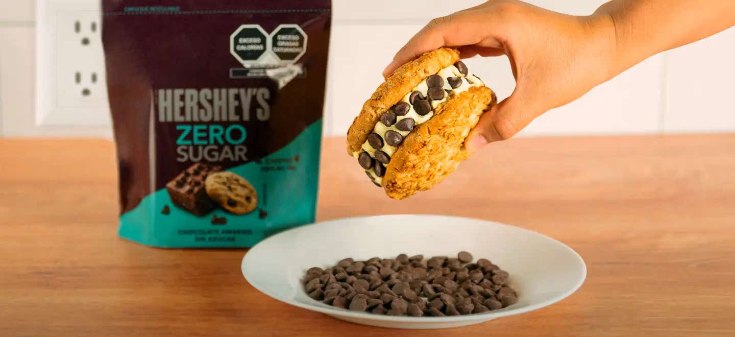 Sándwich de helado sin azúcar con Chispas HERSHEY'S ZERO SUGAR