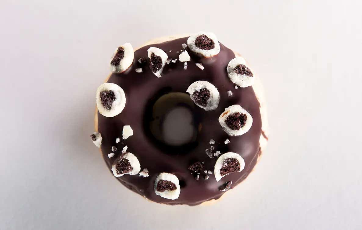 Donas con topping de Bites Cookies 'n' Creme sobre fondo blanco.