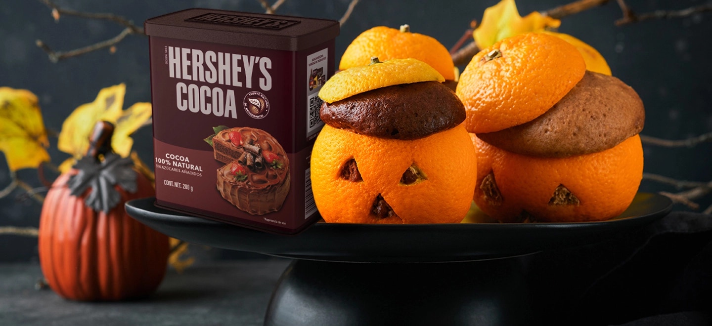 Calabazas de naranja rellenas de bizcocho de chocolate HERSHEY'S