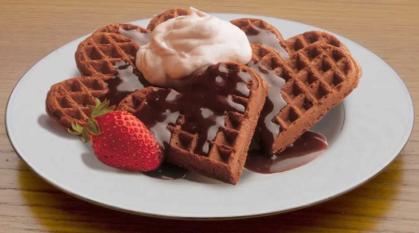 Waffles de corazón con chocolate HERSHEY'S
