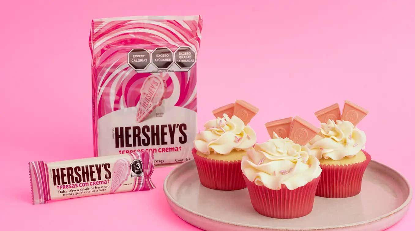 Cupcakes de San Valentín coronados con barras HERSHEY'S sabor Fresas con Crema