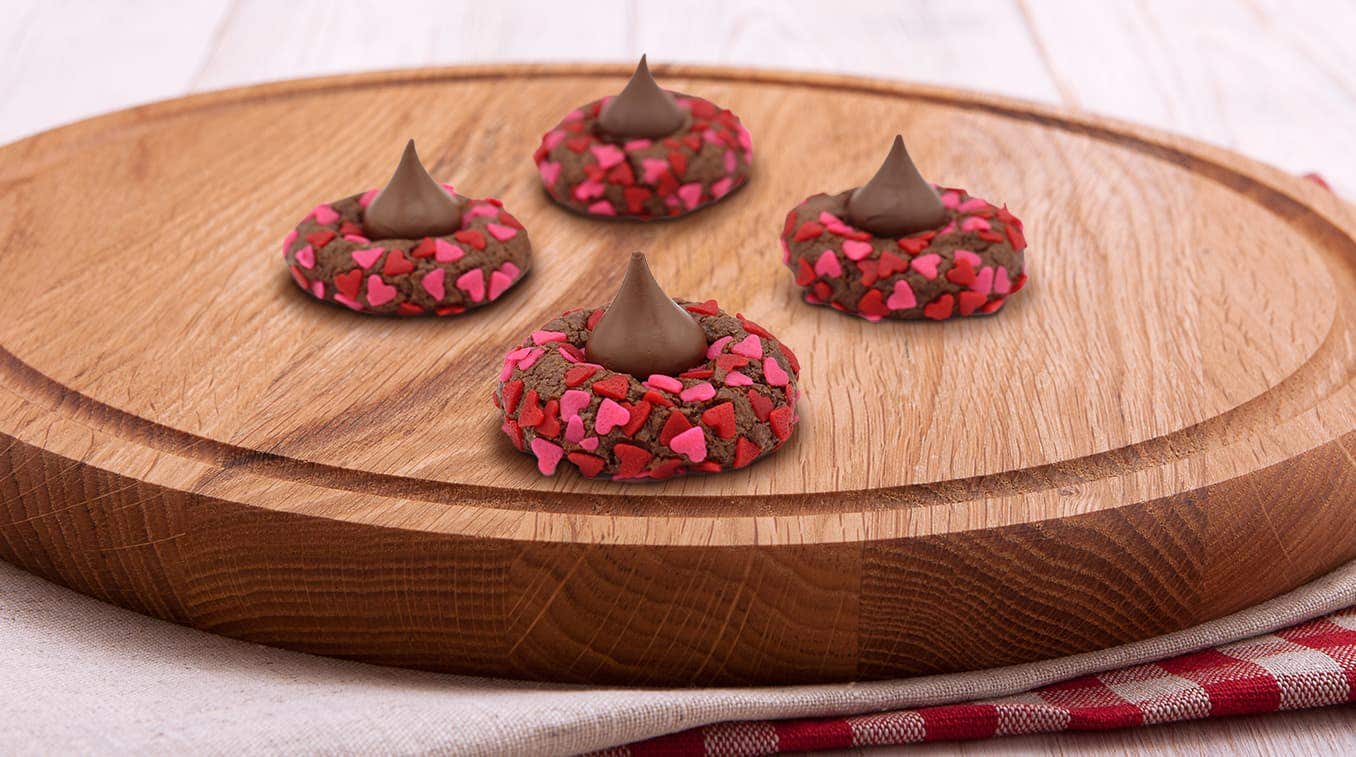 Cupcakes de San Valentín coronados con chocolate HERSHEY'S Sabor a Fresas con Crema