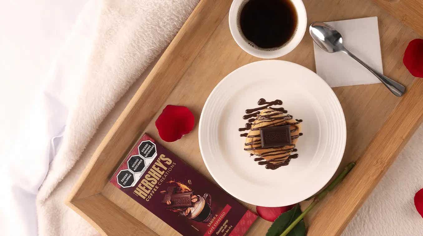 Roles de canela con topping sabor a chocolate HERSHEY'S Coffee Creations