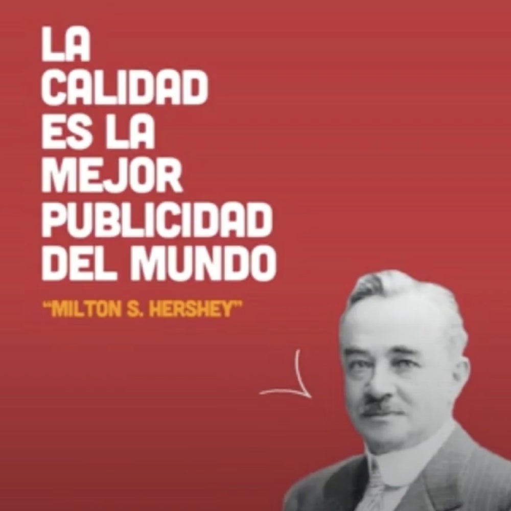 Del lado izquierdo sobre un cuadrado azul grisáceo claro se lee el texto Conoce la inspiradora Historia de nuestro fundador Milton Hershey, con el botón de Descubre más debajo del texto. Del lado derecho se muestra un video donde se alcanza a leer la frase de Milton S. Hershey: "La calidad es la mejor publicidad del mundo".