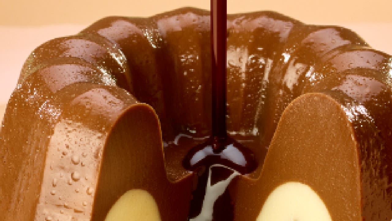 Gelatina de Chocolate rellena de gelatina de Chocolate blanco. Siendo bañada con Jarabe de Chocolate.