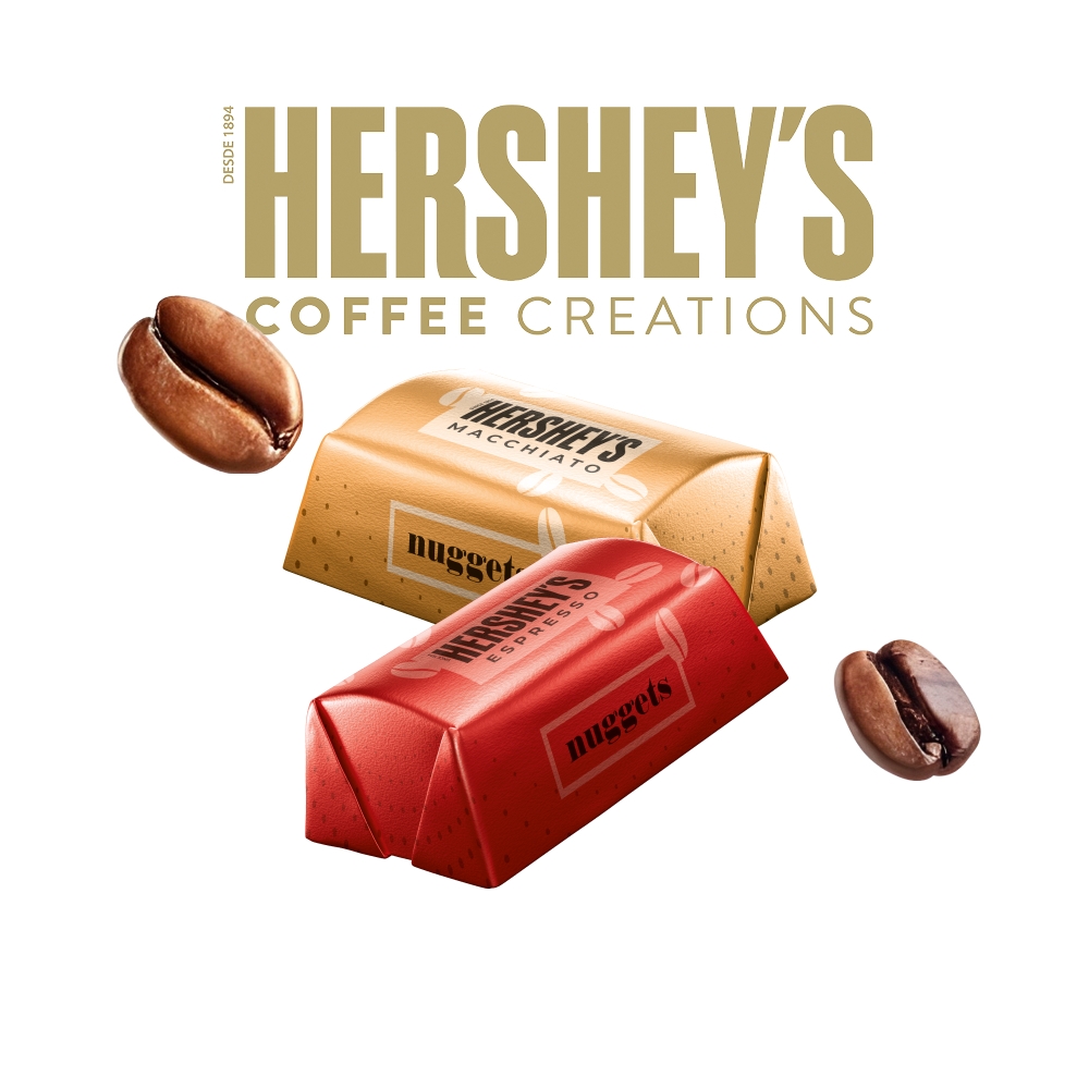 HERSHEY'S Bites Almendra 43 g sobre un fondo color mostaza. Sobre el fondo se observan trozos de almendra y HERSHEY'S Bites Almendra. 